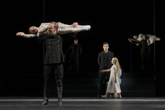 en general løfter en liten jente opp på skuldrene sine