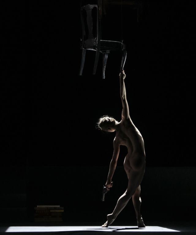 avkledd kvinne på mørklagt scene