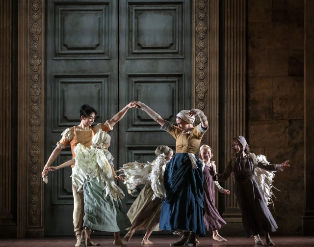 Romeo og Ammen holder hender og barn danser rundt dem