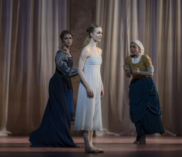 Julie sammen med Fru Capulet og Ammen