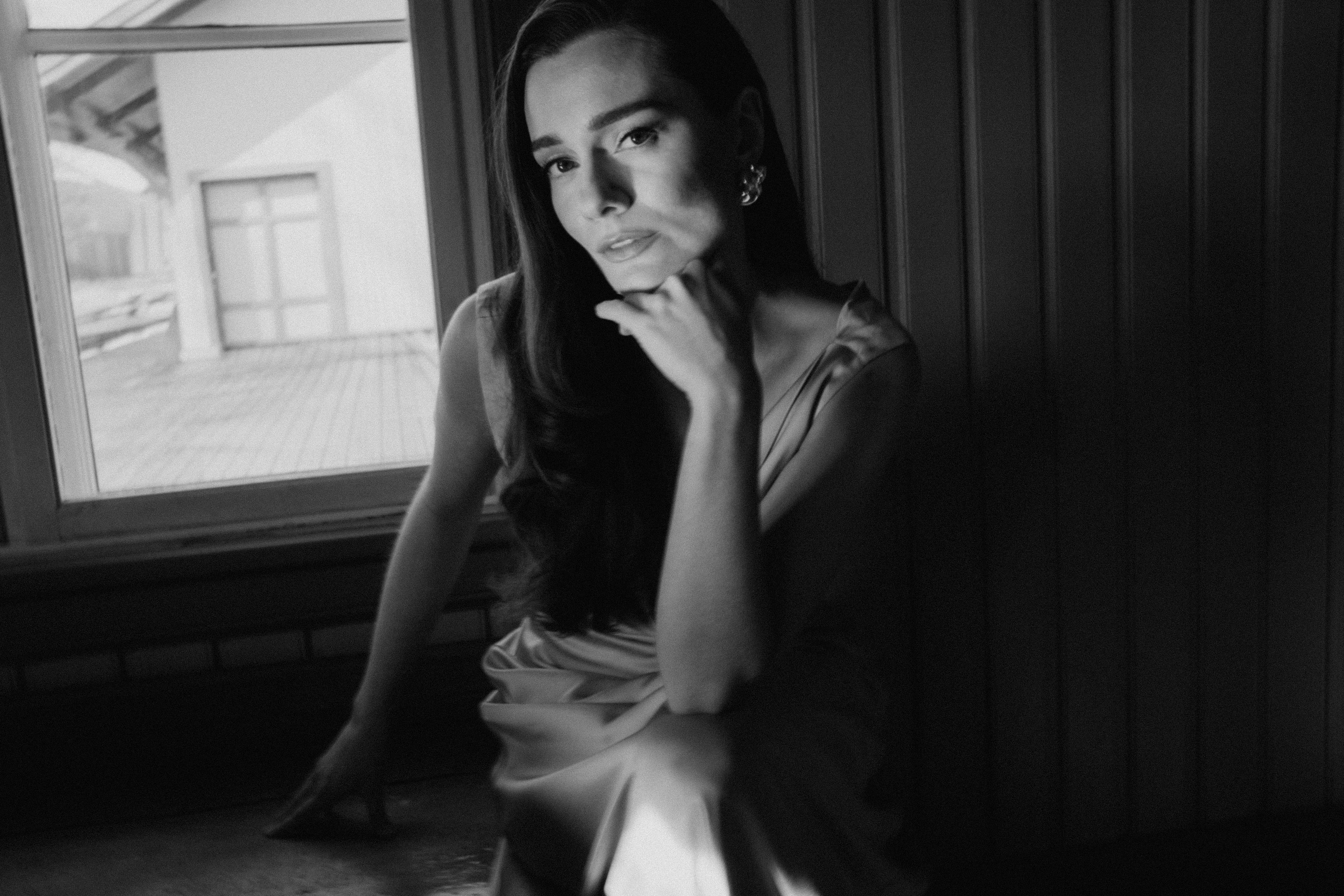 Svarthvitt portrett av ung kvinne