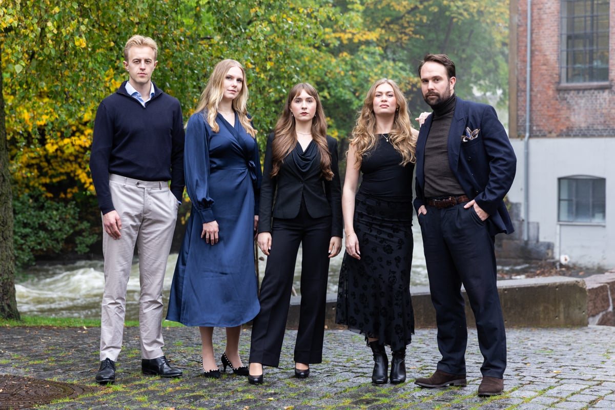 Gruppebilde av fem unge mennesker