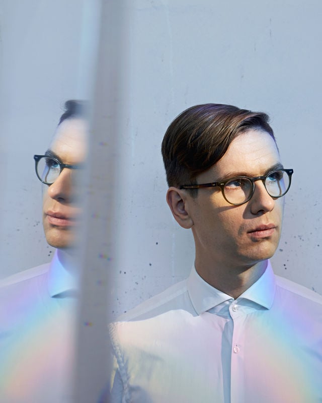 Refleksjon av ung mann med briller