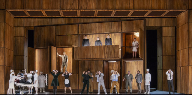 Mange mennesker i scenografi