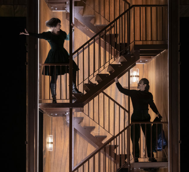 Kvinne og mann står i trapp på en scene