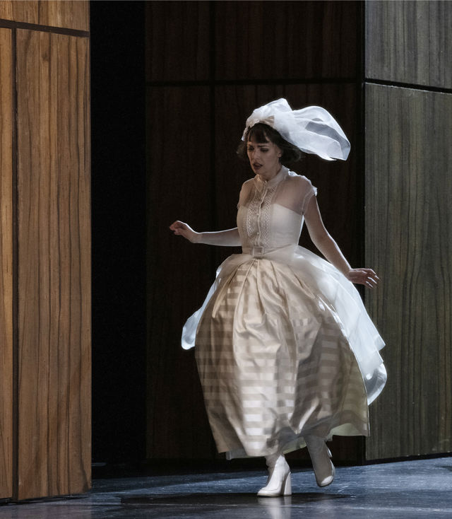 Kvinne utkledd i brudekjole løper