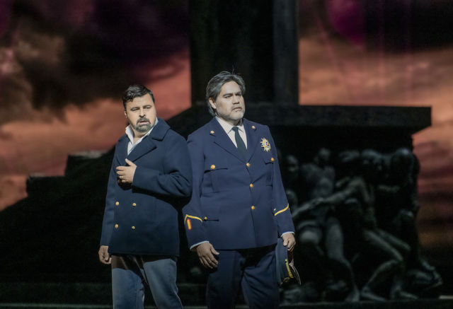 To menn i militære jakker