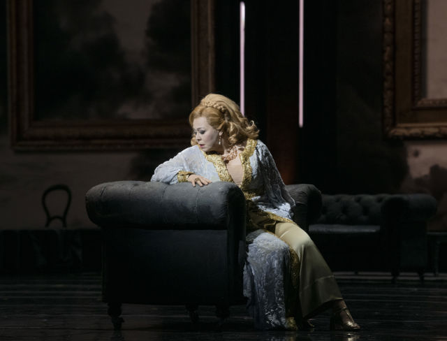 Scenebilde av kvinne som sitter i lenestol