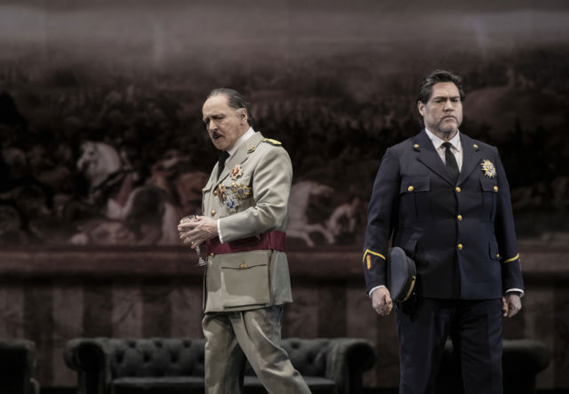 To menn i militære uniformer