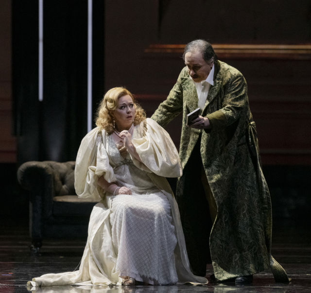 Scenebilde av kvinne i hvit kjole sammen med mann i brokademorgenkåpe