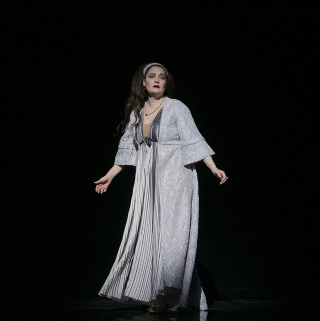 Scenebilde av kvinne i lang kjole