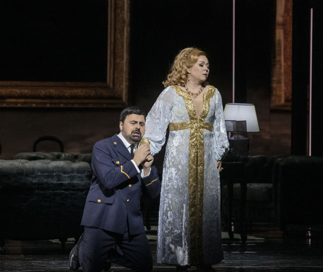 Mann i militær uniform på kne ved siden av kvinne i lang kjole