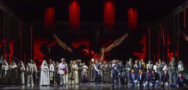 Scenebilde av en mengde mennesker foran rød bakvegg