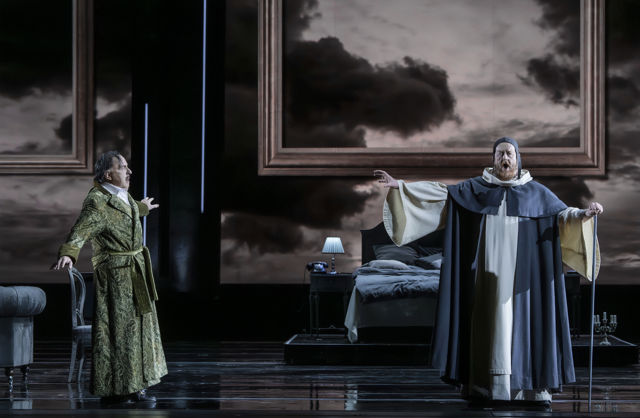 Scenebilde av mann i morgenkåpe og en annen mann i lang kappe og hette