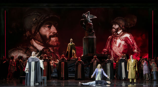 Scenebilde av mange mennesker foran projisering av store malerier i bakgrunnen