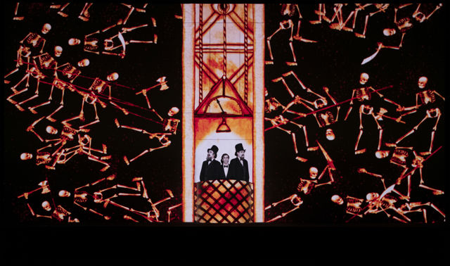 Tre menn i en animert sjakt, med animerte skjeletter rundt