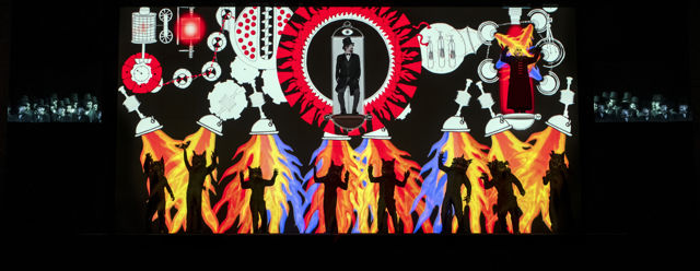 Animasjon på scene med sangere plassert delvis på gulvet, delvis høyt oppe