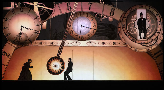 Mann og kvinne foran intrikat animert bakgrunn med klokker og pendeel