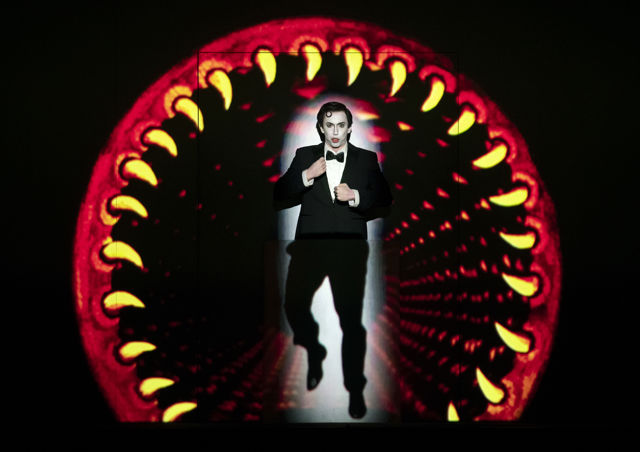 Mann foran stor animert dyrekjeft med skarpe tenner