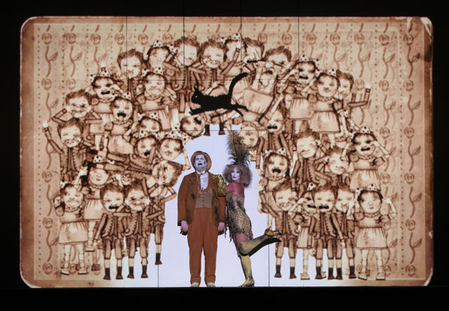 Mann og kvinne i kostymer foran en mengde animerte barn