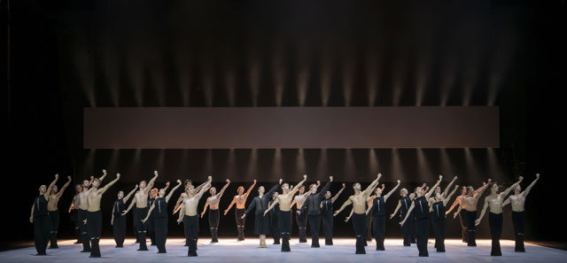 mange dansere på scenen
