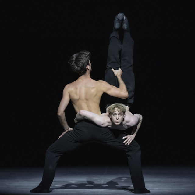 to mannlige dansere på scenen