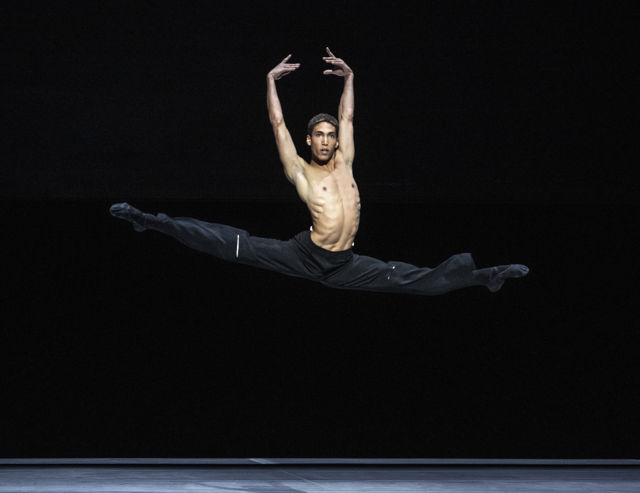 danser i splitthopp på scenen