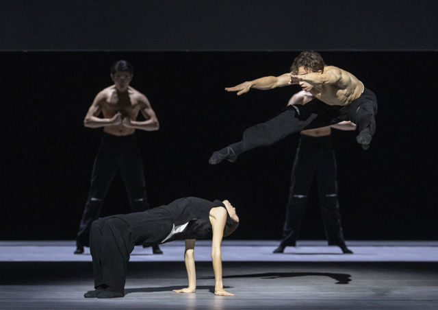 tre dansere på scenen