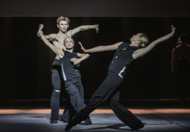 tre dansere på scenen
