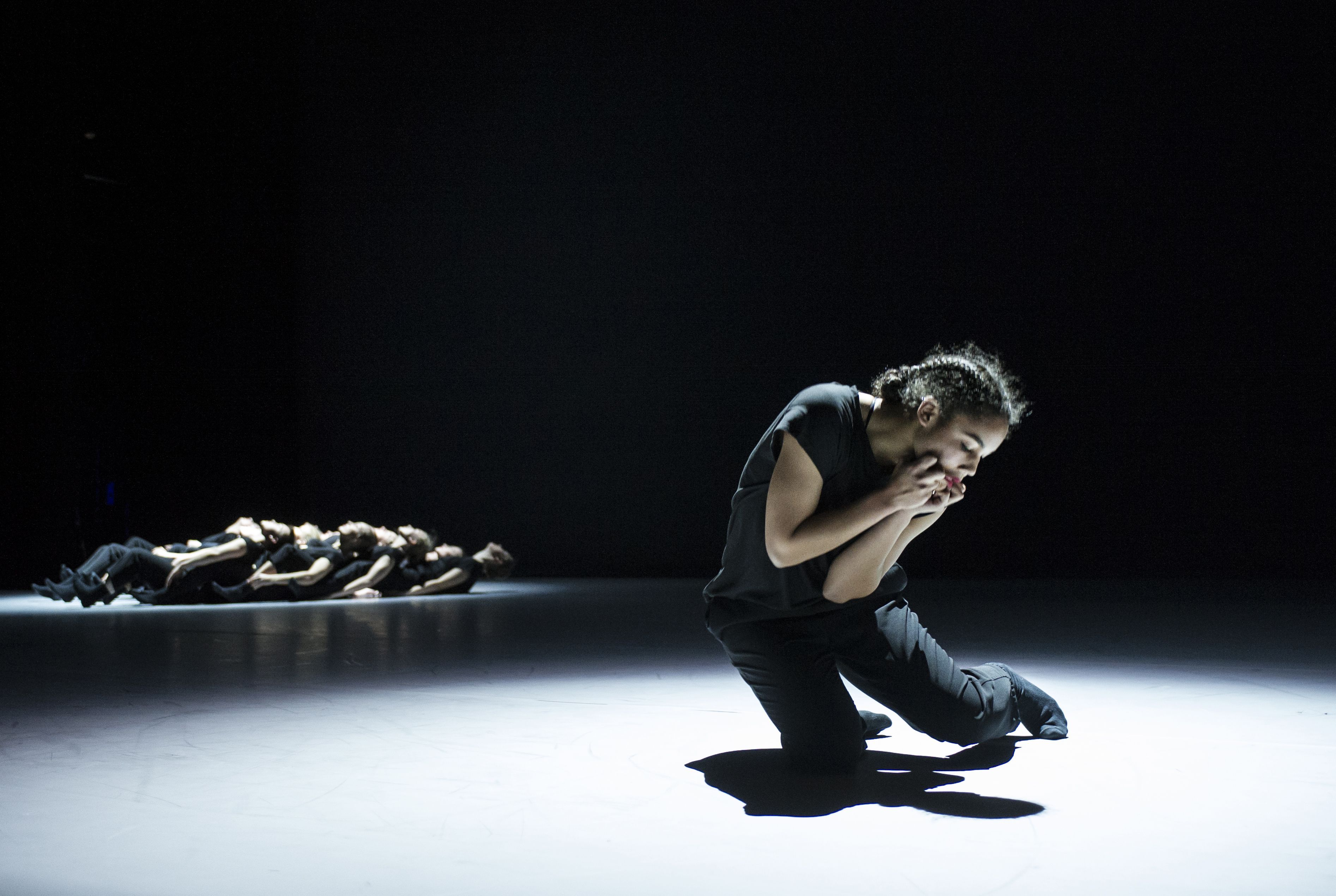 kvinnelig danser på kne på scenen
