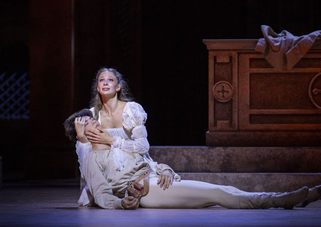 Julie holder på Romeo som ligger på scenegulvet