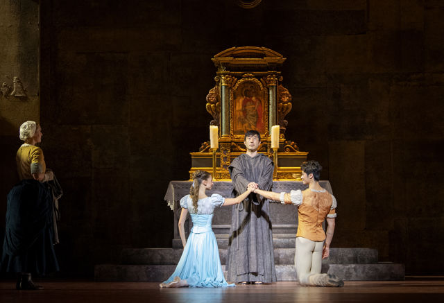 Romeo og Julie kneler foran Broder Lorenzo