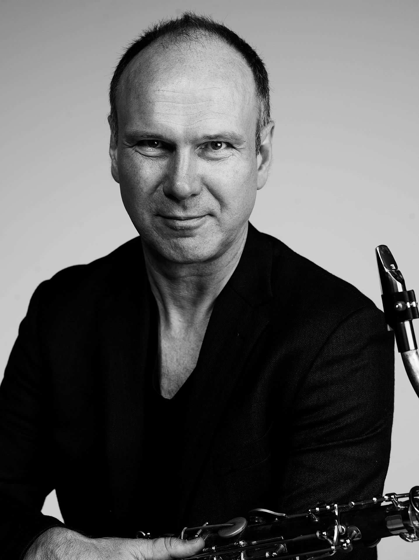 Svarthvitt portrett av Bendik Hofseth, med saksofon