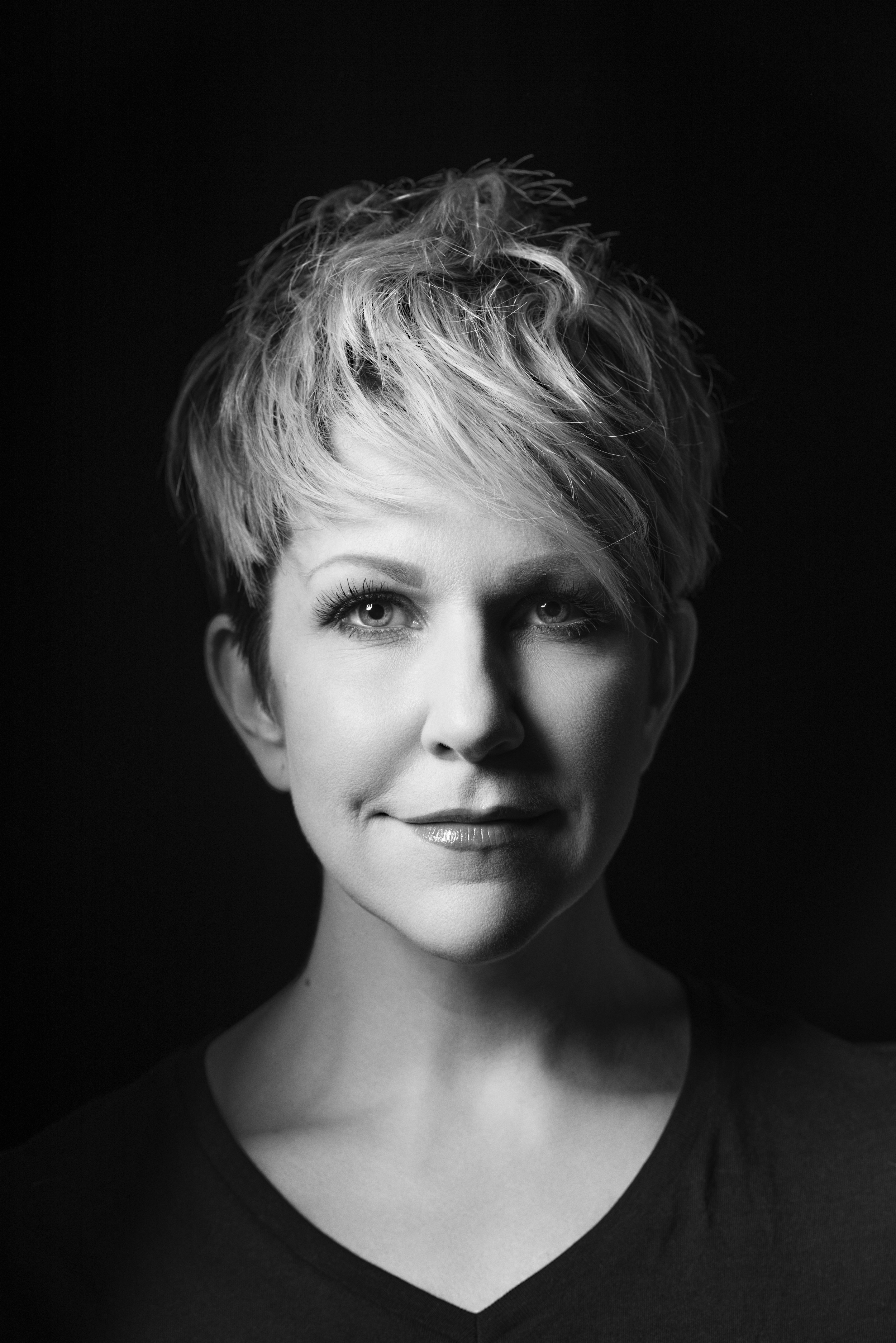 Svarthvitt portrett av Joyce DiDonato, mot mørk bakgrunn