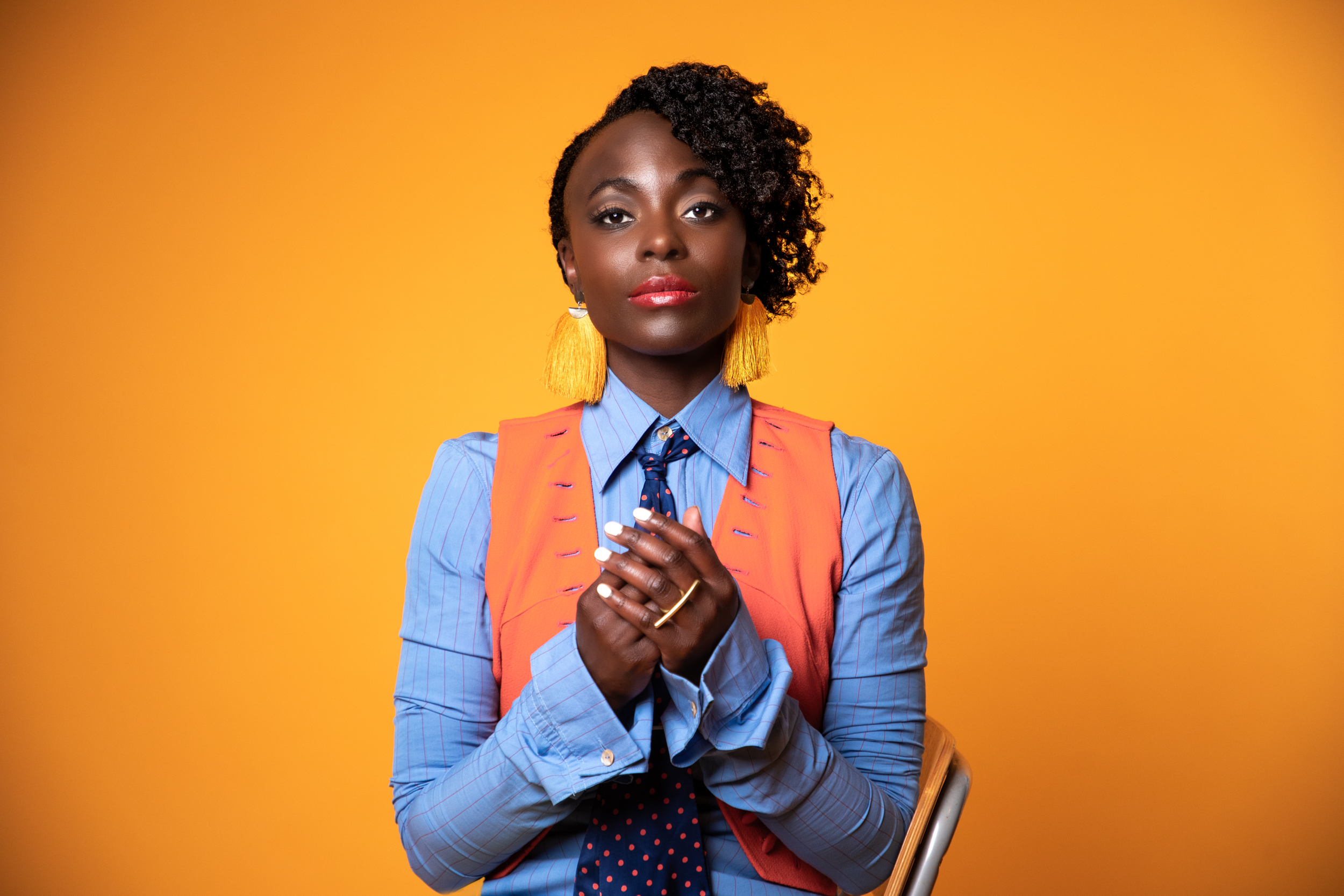 Portrett av kvinne mot gul bakgrunn