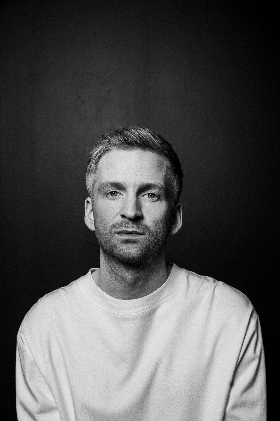 Svarthvitt portrett av ung mann