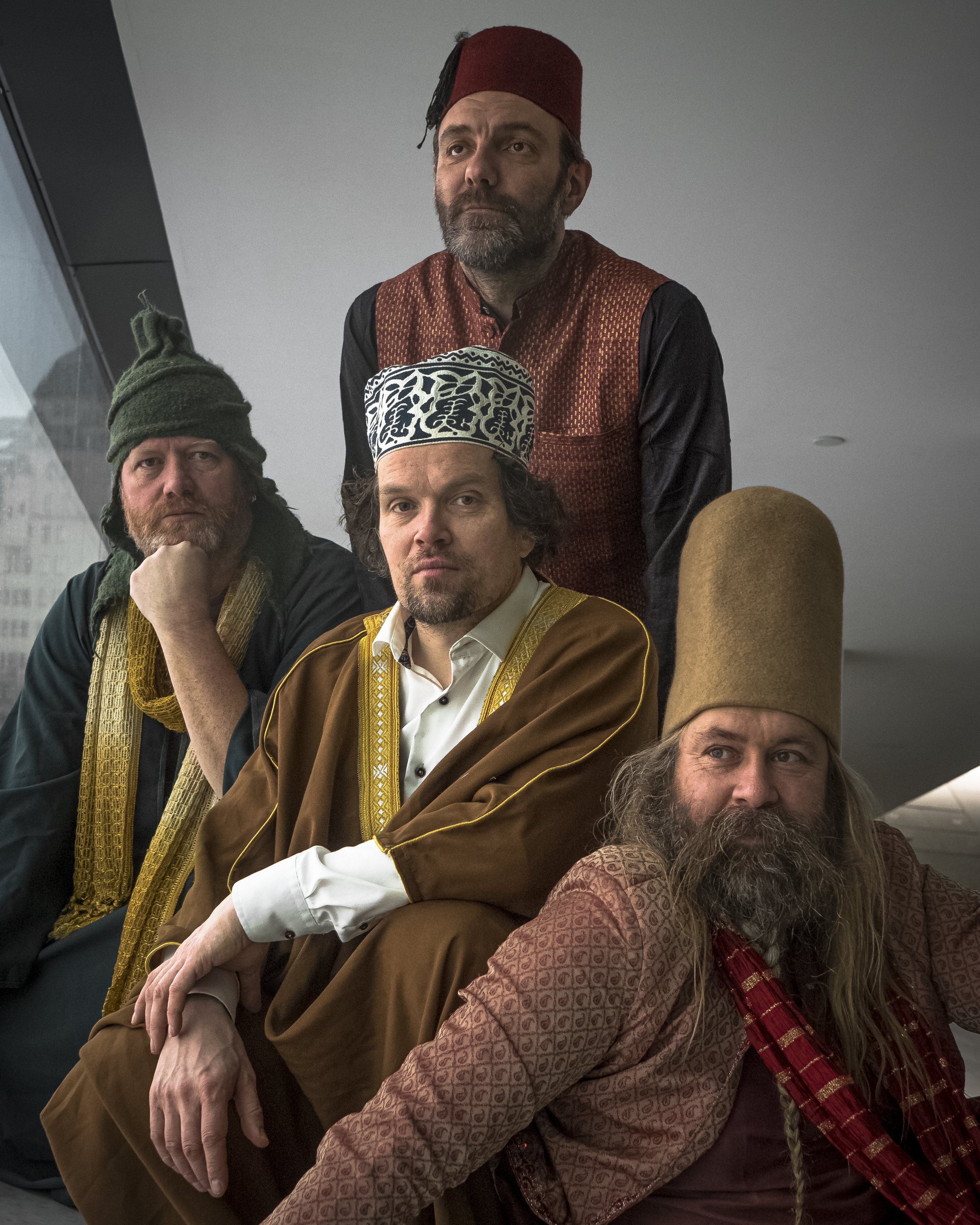 Fire menn med ulike hodeplagg