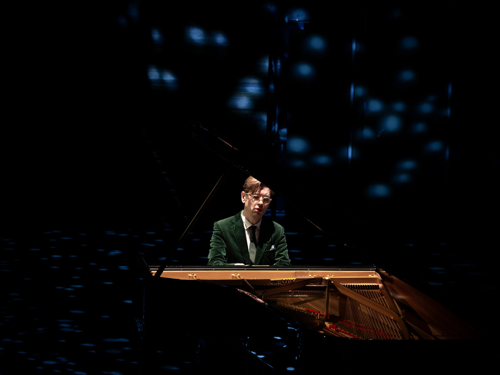 Pianisten Víkingur Ólafsson ved flygelet