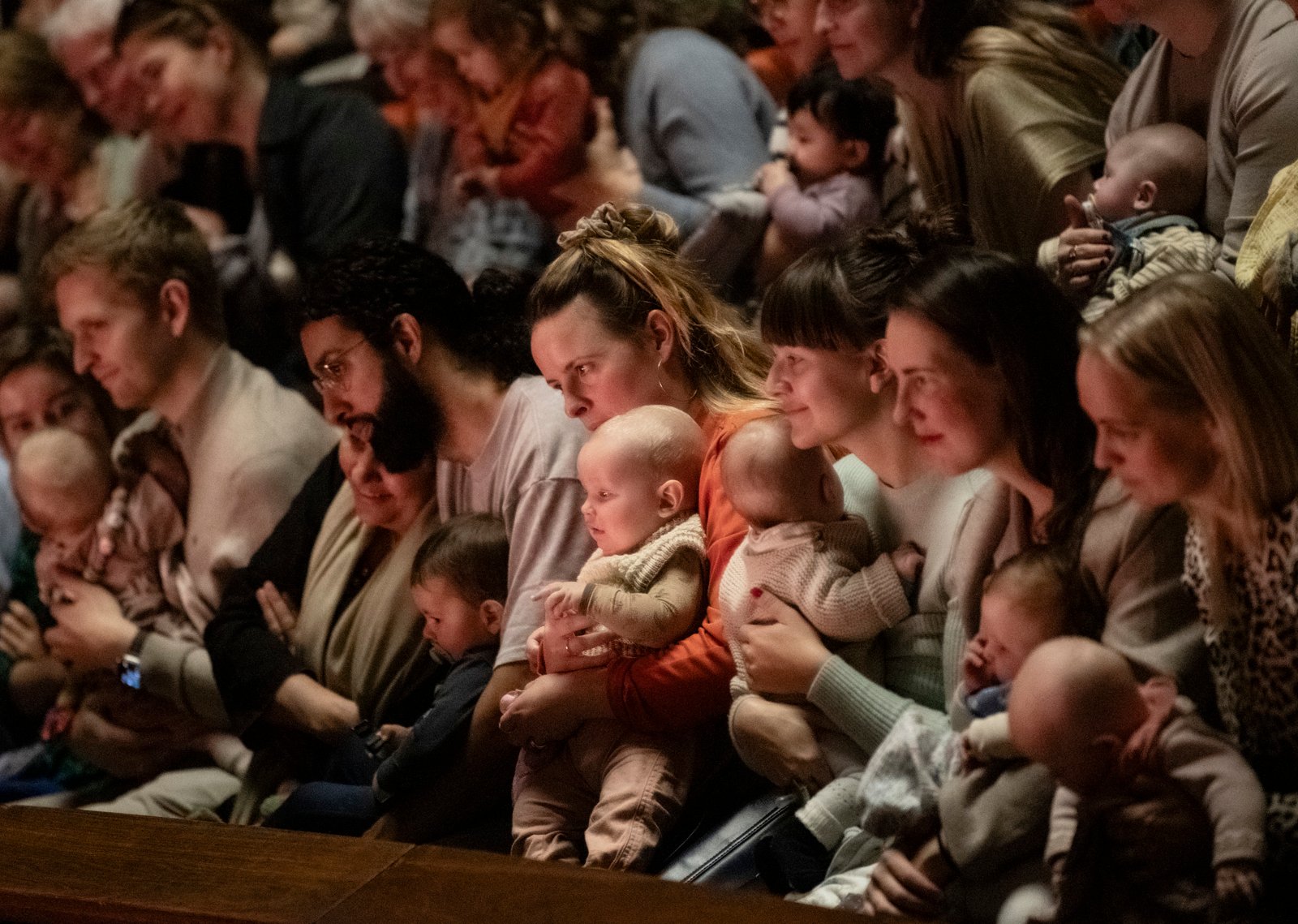 Voksne med babyer på fanget i en teatersal