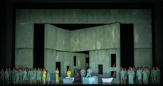 Ensemble samlet på scenen foran et monumentalt scenebilde