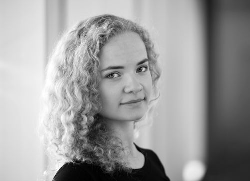 Sort/hvitt portrett av danser i Nasjonalballetten