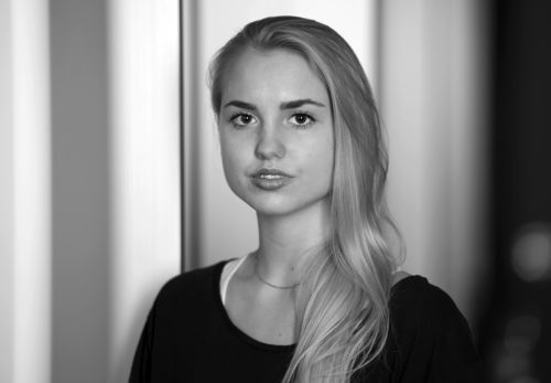 Sort/hvitt portrett av danser i Nasjonalballetten