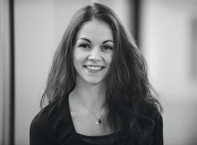 Sort/hvitt portrett av danser i Nasjonalballetten
