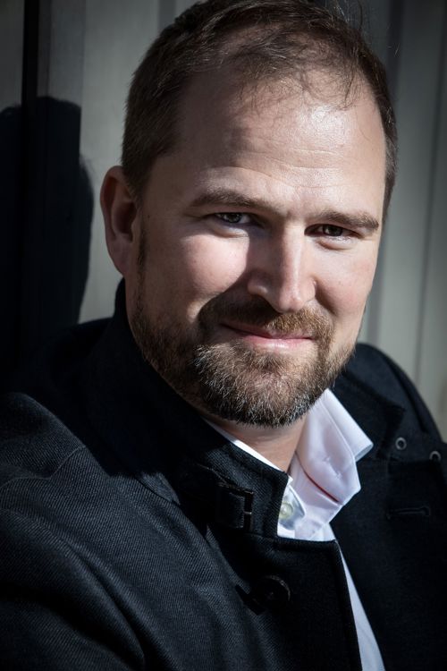 Nærbilde av mann med skjegg