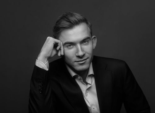 Svarthvitt portrett av ung mann