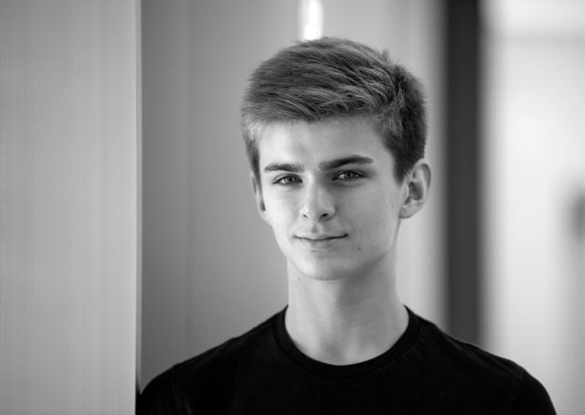 Svart/hvitt portrett av Andrew Coffey, danser i Najsonalballetten