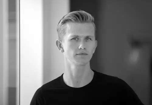 Svart/hvitt portrett av danser i Nasjonalballetten UNG