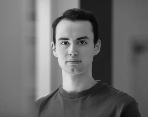 Sort/hvitt portrett av danser i Nasjonalballetten