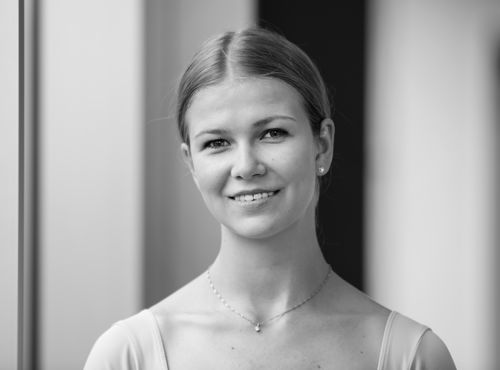Anastasiia Demidovas svart/hvitt-portrett.