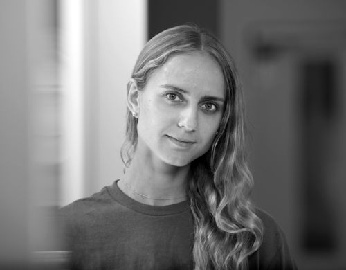 Sort/hvitt portrett av danser i Nasjonalballetten